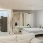 בית נופש New - Mija Basement Loft Steps From - Perfect For Sun And Sport Seekers מארבלה