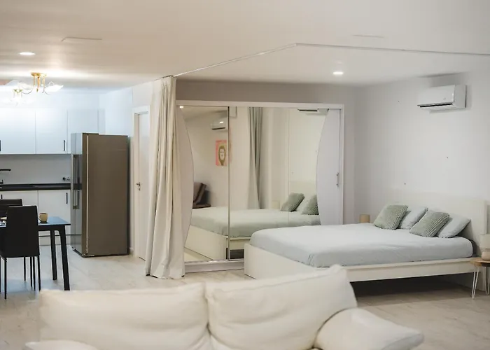 בית נופש New - Mija Basement Loft Steps From - Perfect For Sun And Sport Seekers מארבלה